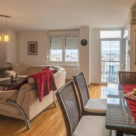 • Spacious ǀ Main Square - 3min ǀ 2br ǀ Lovely View • Скоп'є