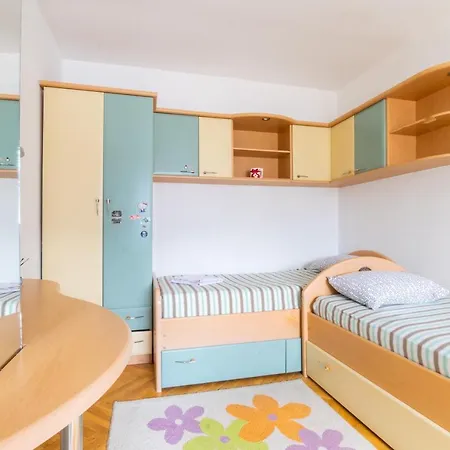 Апартаменти • Spacious ǀ Main Square - 3min ǀ 2br ǀ Lovely View •