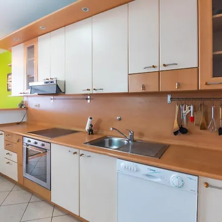Апартаменти • Spacious ǀ Main Square - 3min ǀ 2br ǀ Lovely View •